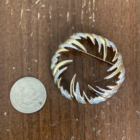 Vintage Sarah Coventry Fire And Ice Gold & Silver Tone wreath style Brooch Pin - Picture 5 of 5